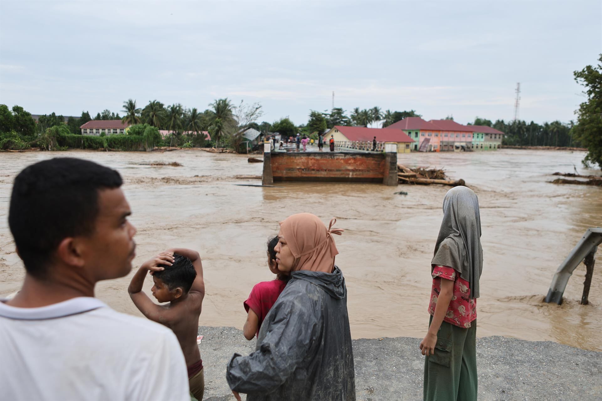 La cifra de fallecidos por inundaciones y deslizamientos de tierra asciende a 174 en Sumatra (Indonesia)