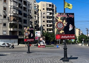Carteles del líder de Hezbollah en Líbano, Hassan Nasrallah, asesinado por un ataque aéreo israelí el viernes, cuelgan en los suburbios del sur de Beirut (REUTERS/Louisa Gouliamaki)