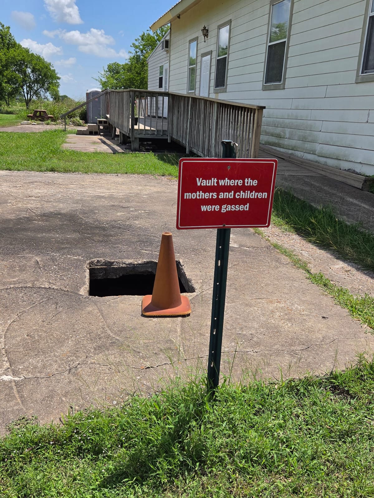 “Bóveda donde madres y niños fueron gaseados”. Sitio del asedio de Waco de 1993, ubicado en las afueras de Waco, Texas