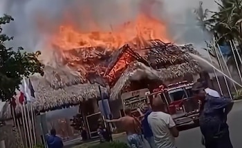 El fuego se propagó rápidamente debido a los techos de paja de los bungalows en el hotel Viva Dominicus.