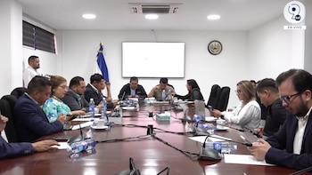 Expectativas crecen ante la posible implementación de medidas específicas que cambiarían la forma de aprobar y manejar los futuros acuerdos de desarrollo en la nación centroamericana. La Comisión de Tecnología, Turismo e Inversión seguirá con el estudio de la medida. (Captura de pantalla de la transmisión en directo de la comisión)