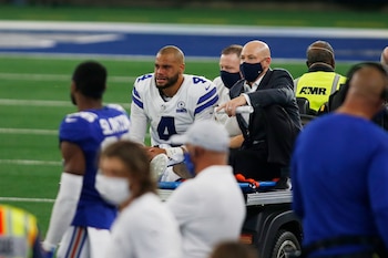 Prescott momentos después de su lesión en la temporada anterior (Foto:Tim Heitman/Reuters)
