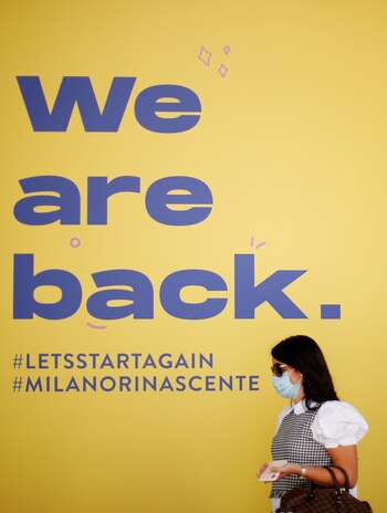 Una mujer pasa frente a