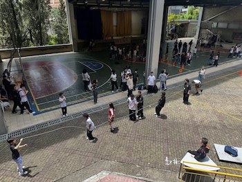 Los proyectos desarrollados por estudiantes en Envigado incluyeron dispositivos para tratamiento de agua, biofiltros y tecnología robótica para impacto social - crédito comercial_de_envigado / Instagram