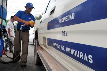 Un ciudadano hondureño llena el tanque de combustible de un automóvil del Estado en una gasolinera de Tegucigalpa (Honduras). EFE/Gustavo Amador/Archivo
