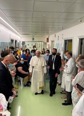 El papa recorrió el hospital