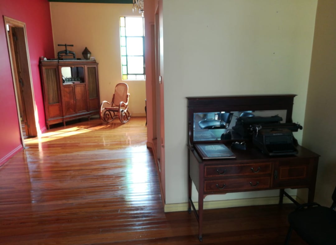 El chalet conserva sus pisos de pinotea originales, que tienen 99 años