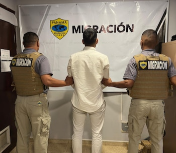 Funcionarios del Servicio Nacional de Migración deberán aplicar un procedimiento estandarizado que incluye verificación documental, registro biométrico y levantamiento de expediente administrativo. Tomada de Migración