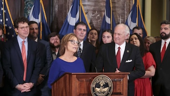 La hermana menor del senador Lindsey Graham, Darline Graham, le sucederá en funciones tras recomendación de Trump