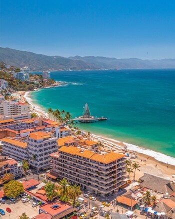 Playa los Muertos es de