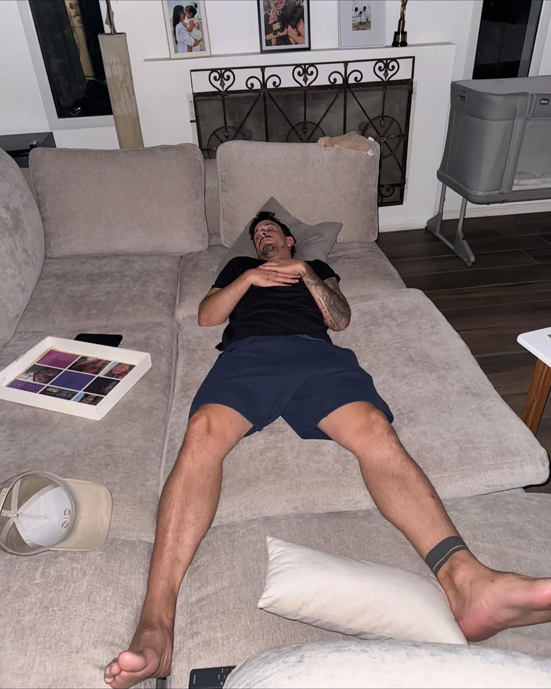 También Diego, la pareja de la China y padre de sus hijos, aprovechó para dormir un poco en la comodidad de su hogar