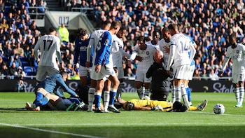 El 'Dibu' Martínez pasa por quirófano tras su durísimo golpe en la cabeza en el Chelsea-Everton