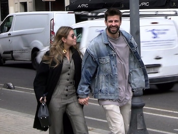 La pareja se camina tranquilamente