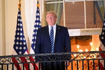 FOTO DE ARCHIVO: El presidente de Estados Unidos, Donald Trump, posa en el balcón Truman de la Casa Blanca después de quitarse la mascarilla facial protectora, al regresar a la Casa Blanca tras ser hospitalizado en el Centro Médico Walter Reed para el tratamiento de la enfermedad del coronavirus (COVID-19), en Washington, Estados Unidos, 5 de octubre de 2020. REUTERS/Erin Scott// Foto de archivo