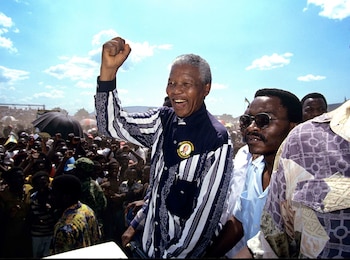 Nelson Mandela en un mitin