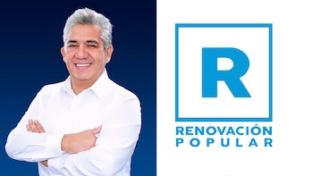 Retrato de un hombre de camisa blanca con los brazos cruzados junto al logotipo azul del partido político Renovación Popular