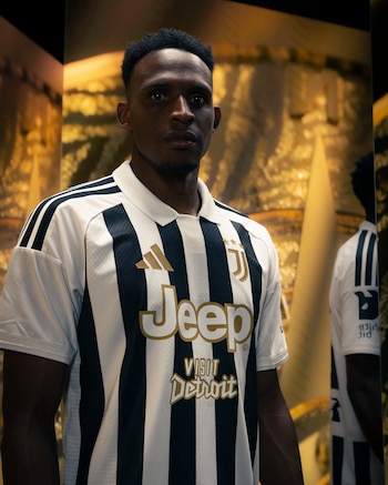 El defensor llega proveniente del Bolonia de Italia, y será el cuarto colombiano que vista la camiseta de la "Vecchia Signora"-crédito @juventusfc/X
