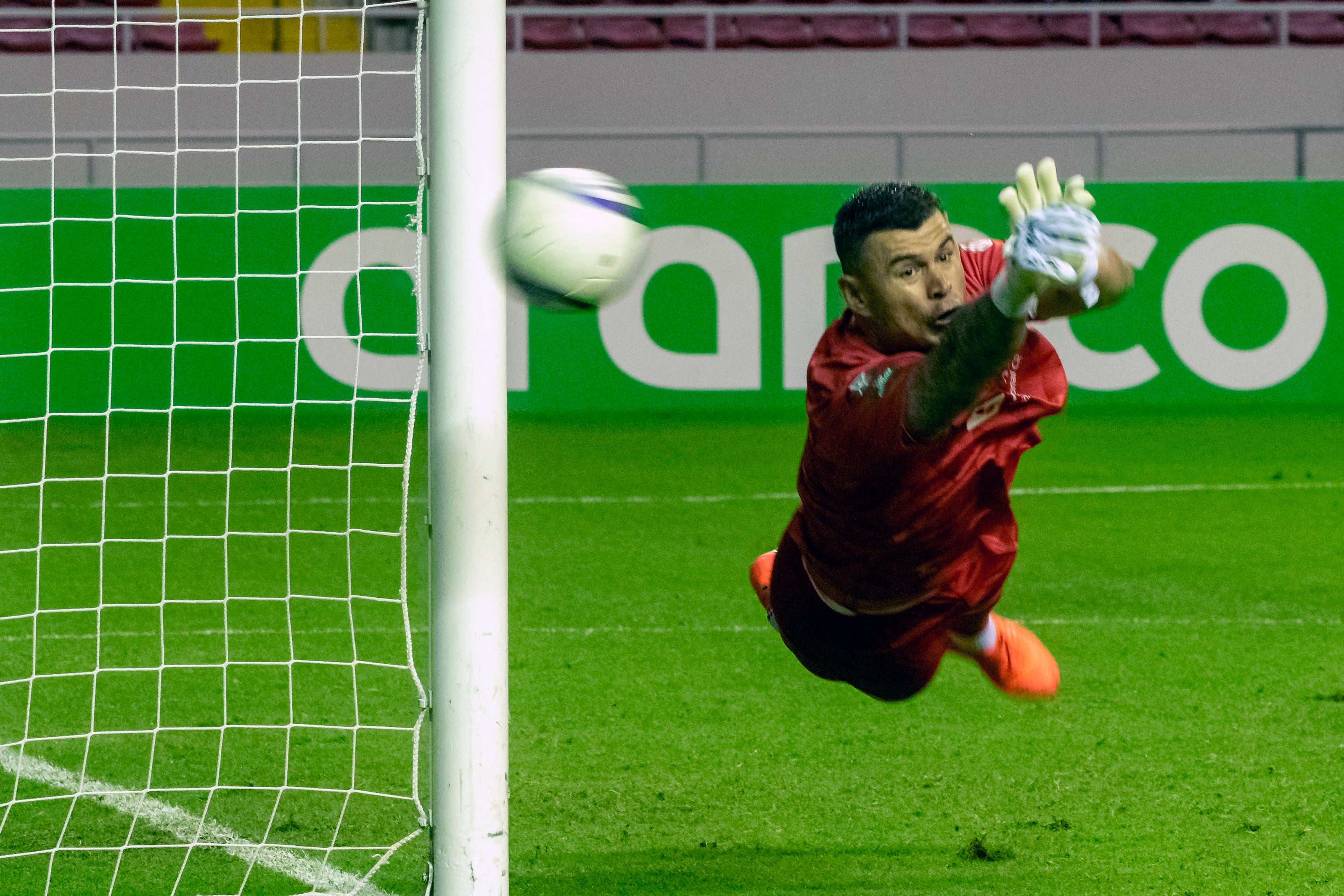 Dany Carvajal de Herediano se lanza por el balón este miércoles, en un partido de la Copa Centroamericana de Concacaf entre Herediano y Antigua GFC en el estadio Nacional, en San José. (Infobae Centroamérica/EFE/ Alexander Otarola)