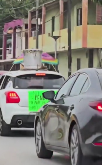 El automovilista transportaba una enorme olla de pozole sobre el techo de su vehículo y decidió explicarlo mediante una cartulina. (Captura de pantalla)