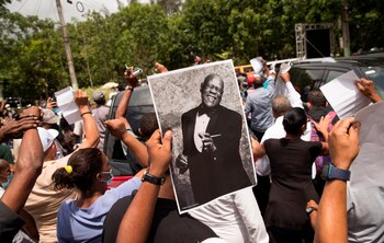 Seguidores del merenguero dominicano Johnny Ventura acompañan el cortejo fúnebre que recorre varias calles del sector capitalino de Villa Juana, donde nació el intérprete en 1940, durante un acto popular celebrado para despedirlo hoy, en el Palacio de los Deportes de Santo Domingo (República Dominicana). EFE/ Orlando Barría