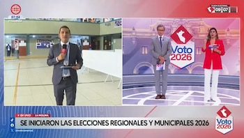 Pantalla dividida de un noticiero con un reportero en un centro de votación y dos conductores en un estudio con el logotipo Voto 2026