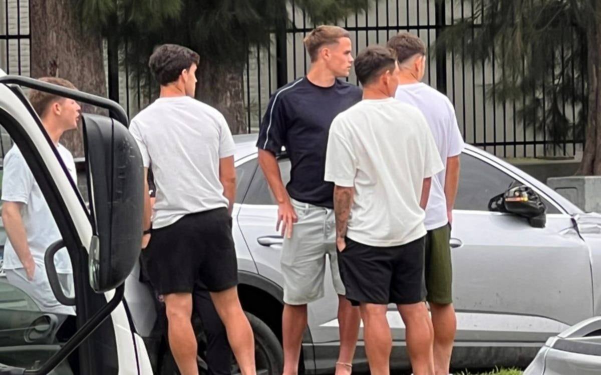 Personal policial resguardó la escena en avenida 520 entre 169 y 170, los peritos trabajaron en el lugar (Fotos: El Día)