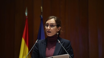 Mónica García llama a situar