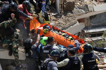 Equipos de rescate sacan a Moisés Calzadilla, de 11 años, de entre los escombros tres días después de que terremotos azotaran La Guaira, Venezuela, el sábado 27 de junio de 2026 (AP/Fernando Vergara)