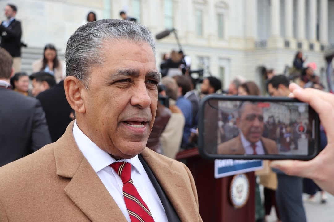 El congresista estadounidense Adriano Espaillat se enfrenta a la activista Darializa Avila Chevalier (@repespaillat/Instagram)