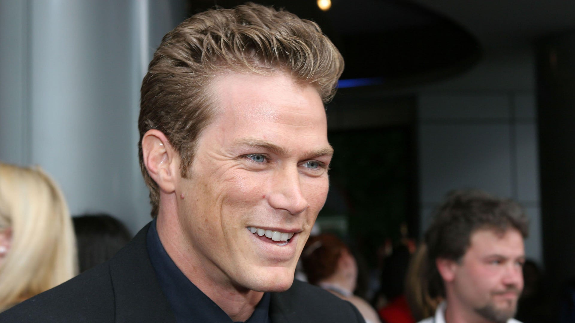 Jason Lewis prioriza el bienestar personal, la calma creativa y el aprendizaje del idioma, distanciándose de la vida pública de Hollywood - (Grosby)