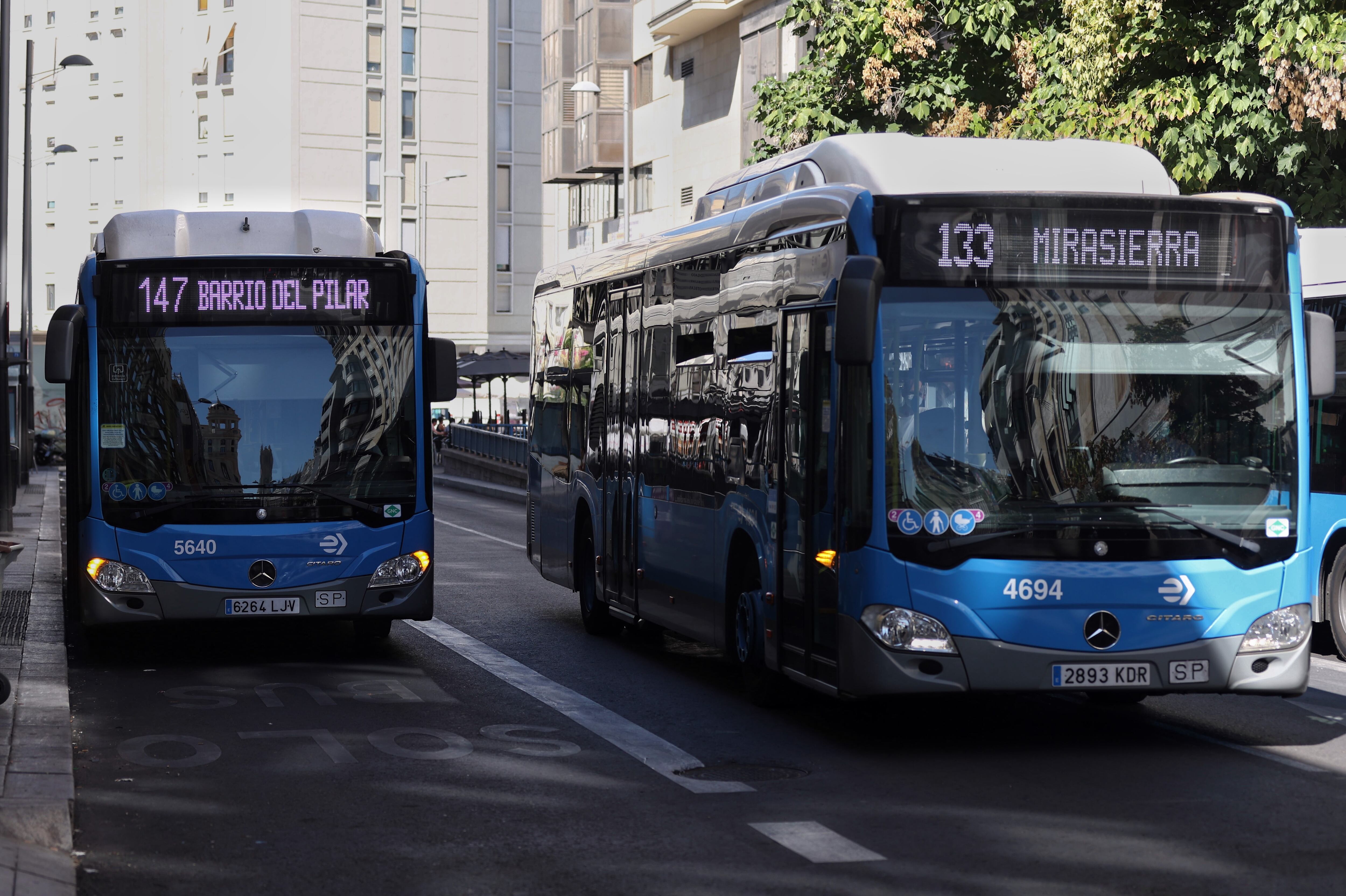 Dos autobuses de las líneas 147 y 133 de la Empresa Municipal de Transportes madrileña (EMT).