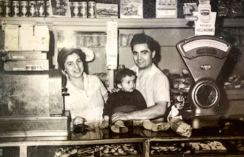 La tercera generación de la familia Rodríguez conduce hoy Panadería Artiaga y sostiene un modelo familiar ligado a los hábitos cotidianos y las celebraciones de sus clientes (LUX life/Panadería Artiaga)
