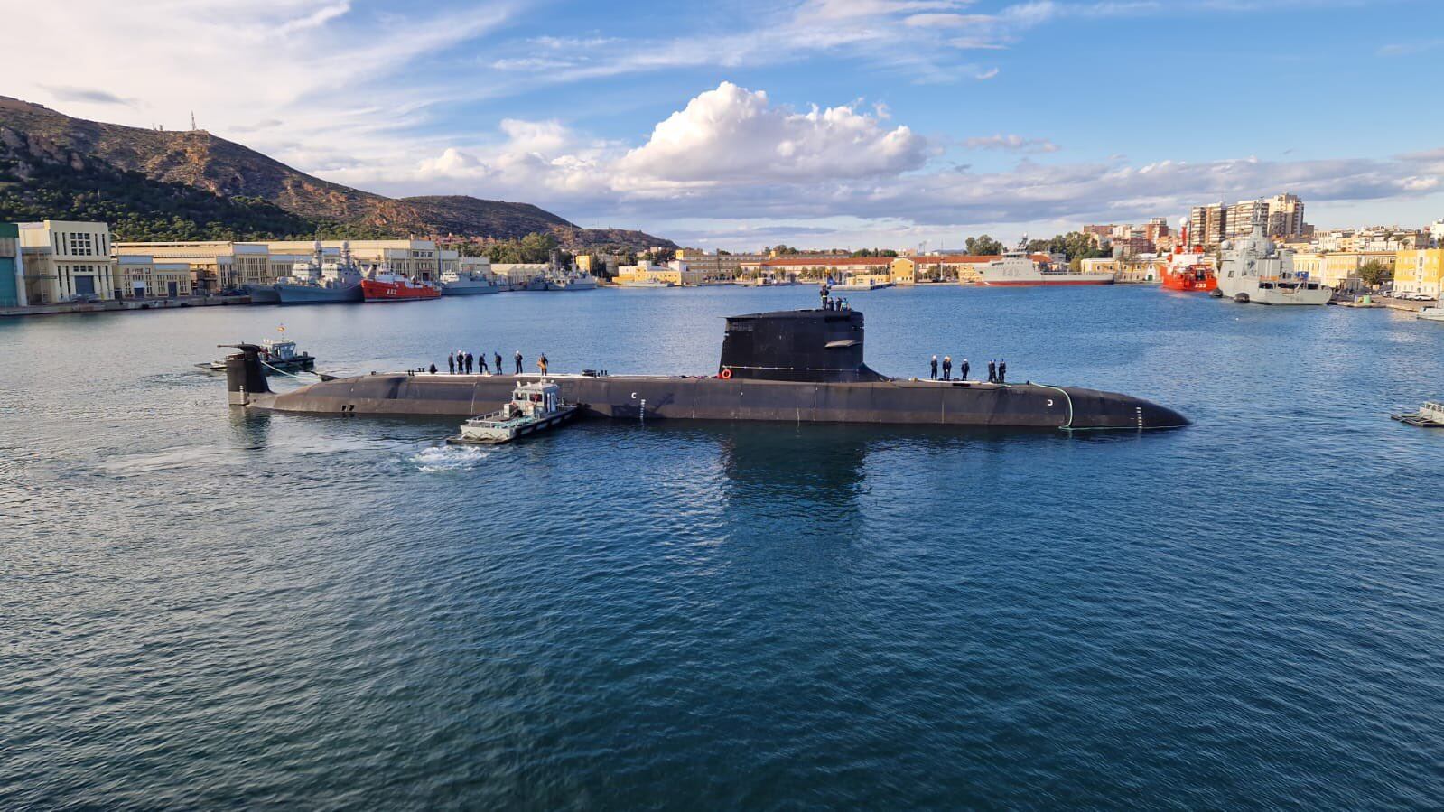 El submarino S82 a flote en aguas de Cartagena (Navantia)