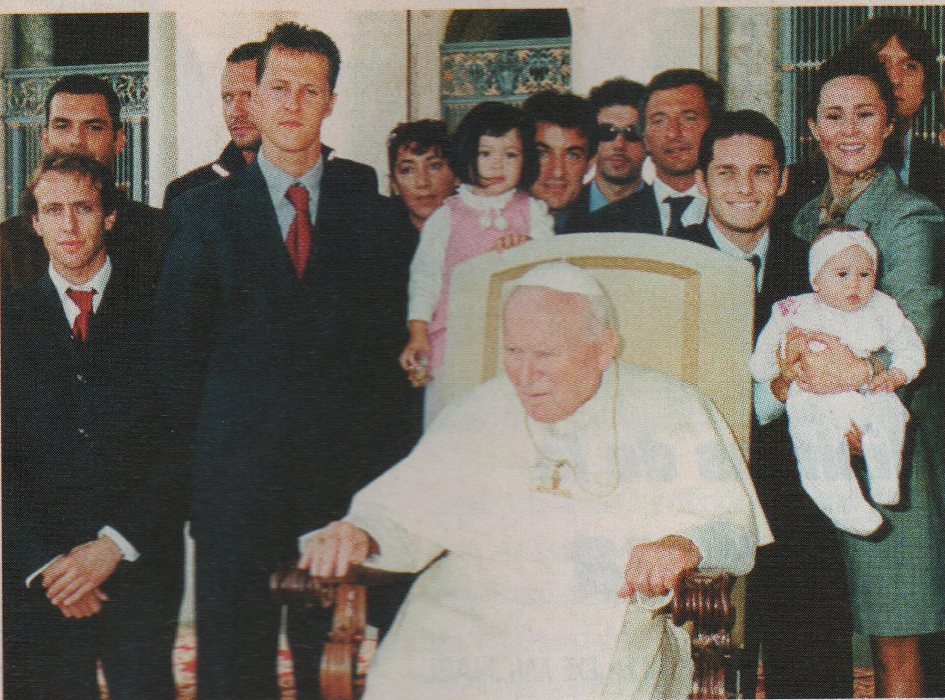 La visita de Michael Schumacher y otros pilotos al Papa en 1999. Tras aquel encuentro, el alemán sorprendió con el anuncio de su vuelta luego de la recuperación por un fuerte accidente (Foto: Archivo CORSA).