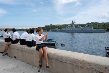 Una mujer toma fotos mientras