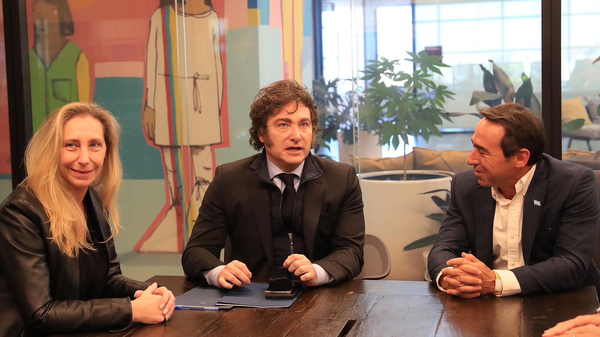 Galperin junto a Javier y Karina Milei. El Presidente visitó la empresa en 2024 cuando Meli anunció una inversión de USD 75 millones para su centro de logística