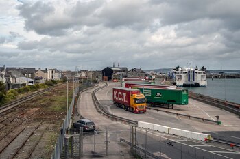 Camiones en el puerto de