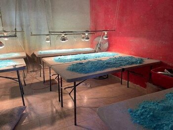 Polvo azul sobre una mesa