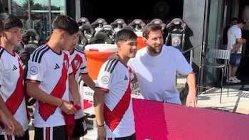 El gesto de Lionel Messi con los juveniles de River Plate en el gran triunfo ante Flamengo por los cuartos de final de la Messi Cup
