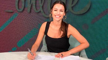 ¡Continúan los programas de Pampita! La conductora firmó el contrato para seguir con su ciclo en Net Tv, con representación de Kuarzo (Foto: Teleshow)