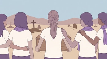 Seis mujeres de espaldas con camisetas blancas y pañuelos violetas, una de ellas sostiene una caja de madera. De fondo, un paisaje desértico con cruces.