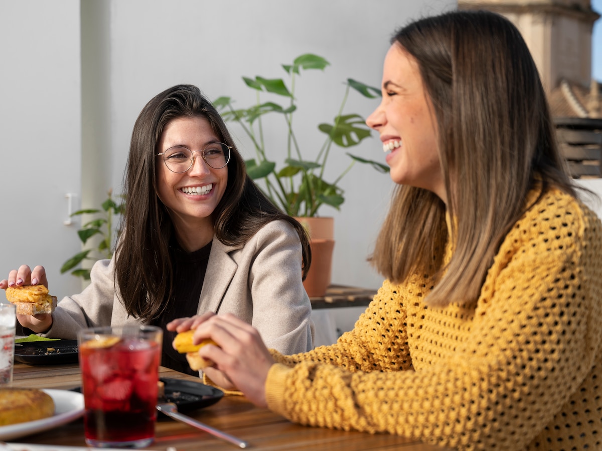 Comer con alguien puede mejorar la forma en la que nuestro cuerpo responde al azúcar, al estrés y al frío, según un estudio
