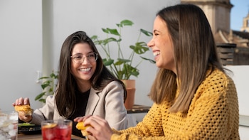 Comer con alguien puede mejorar la forma en la que nuestro cuerpo responde al azúcar, al estrés y al frío, según un estudio