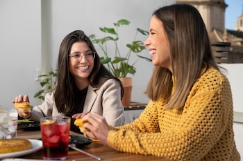 Comer en compañía cambia la forma en la que el cuerpo metaboliza la glucosa (Magnific)