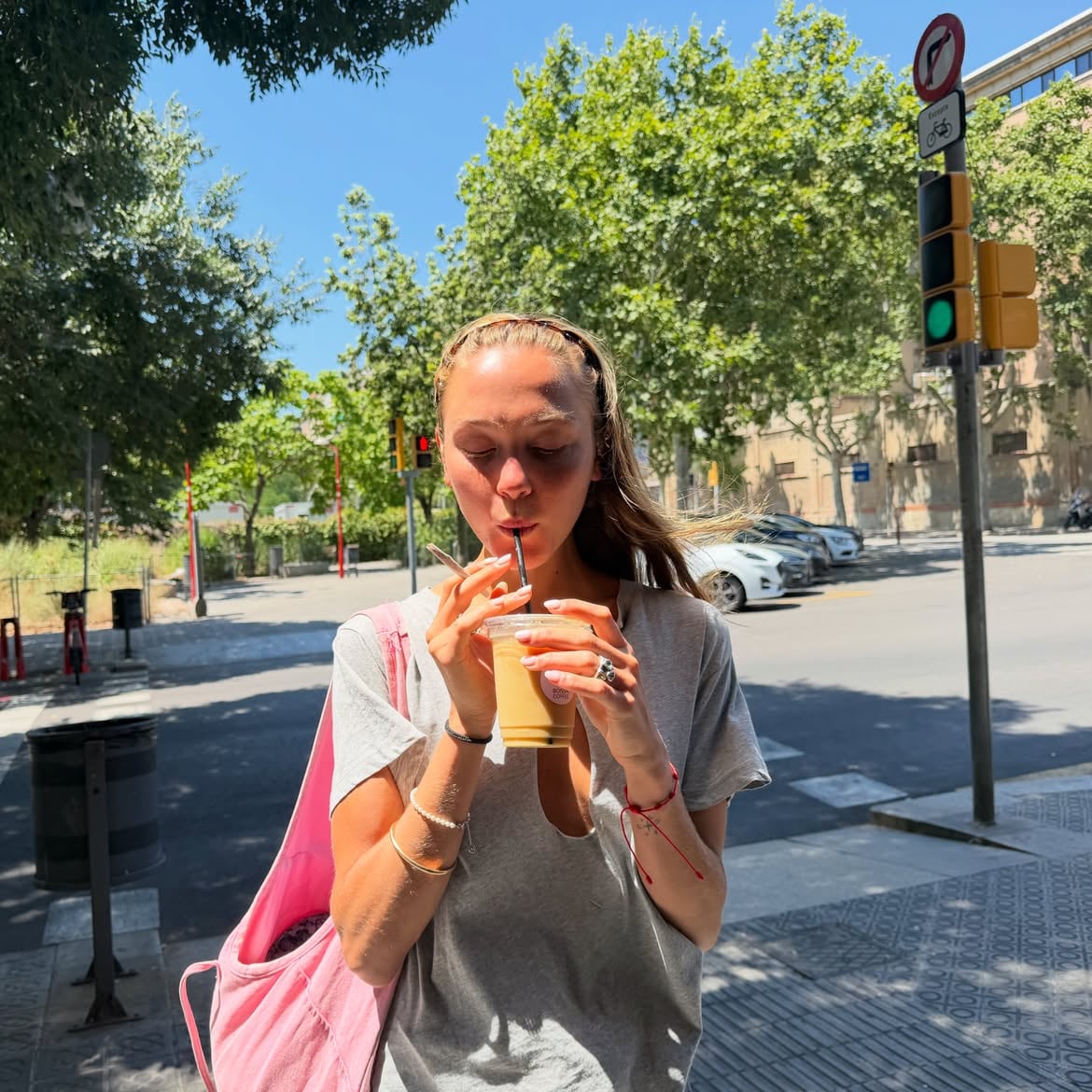 En pleno verano la modelo eligió de aliado un café frío