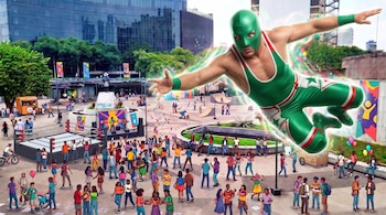 Ilustración de un luchador enmascarado en el aire sobre una plaza con gente, un cuadrilátero, un escenario y edificios al fondo.