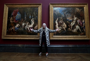 La autora posa junto a las pinturas de Tiziano "Diana y Acteón" (a la izquierda) y "Diana y Calisto" (REUTERS/Simon Dawson)