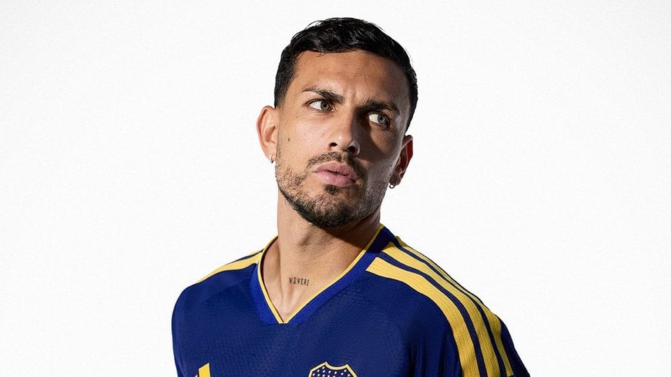 Boca Juniors lanzó su nueva camiseta titular con un cambio en su escudo