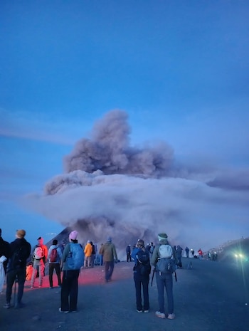 El Volcán de Fuego, el centro eruptivo más activo de Centroamérica, mantiene vigilancia constante desde la erupción de 2018 que sepultó comunidades enteras.