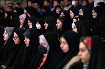 Estudiantes asisten a una ceremonia con motivo del Día Nacional del Estudiante en la Universidad de Teherán, en Teherán (Irán), el 7 de diciembre de 2022 (WANA vía REUTERS)